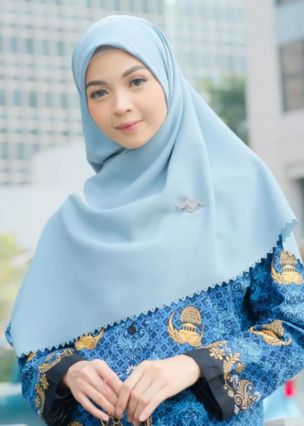 Hijab segi empat dengan batik cantik